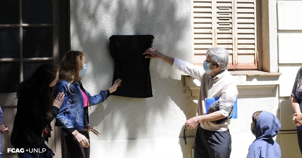 En la imagen están por descubrir la placa de Ana M. Platzeck. A la izq., la Dra. Claudia Giordano y a la der. el Dr. Gabriel Platzeck.